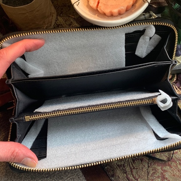 SALE🔥Authentic VALENTINO ROCKSTUDS spikes Quilted leather LG zip around wallet - Picture 11 of 16